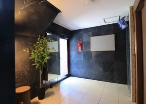 防犯設備完備でエントランスも少しおしゃれに落ち着いた空間！