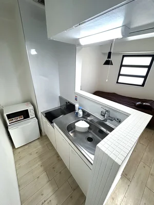 調理器具や食器類も多数ご用意し　手料理やコンビニやスーパーから買い物して簡単調理でもOK！