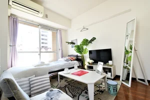 大き目なテレビがあり、ゆっくり寛げる空間となっております。家具家電だけでなく、ティッシュやリセッシュ等もご用意させてもらっているので非常にご満足度高くご利用いただいております!