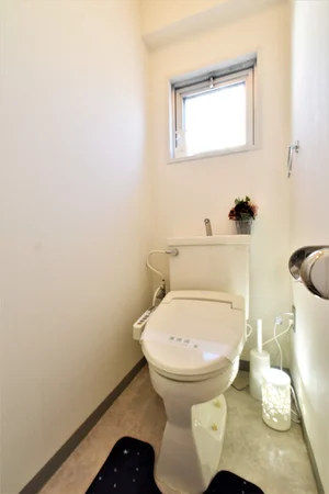 バストイレ別!トイレットペーパーも3ロールご用意しておりますので、短期から長期まで様々なお客様に安心してお使いいただけます。もちろん、トイレブラシもご用意しておりますので、いつでも清潔にご利用していただくことが出来ます!