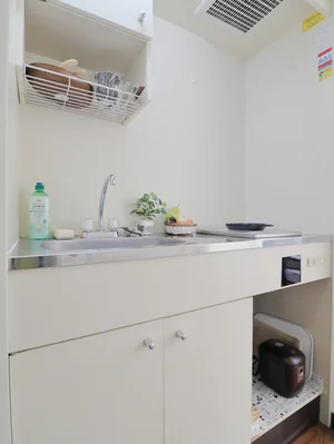 システムIHキッチン　一人暮らしには十分な広さ！　食器や調理器具などそろっていて　自炊もできて健康面に考慮！