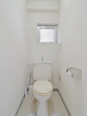 バストイレ別！トイレットペーパーも複数ご用意しておりますので、短期から長期まで様々なお客様に安心してお使いいただけます。もちろん、トイレブラシもご用意しておりますので、いつでも清潔にご利用していただくことが出来ます！