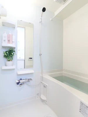 バストイレ別!シャンプーやボディーソープをご用意させていただいてるので入居してすぐ湯舟に浸かって疲れを癒すことができます!更に浴室乾燥機付き♪天気が悪い日でも洗濯ものを干すことができるなんて助かりますね(^^♪