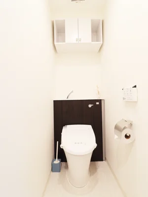 バストイレ別!トイレはなんとウォシュレット付き!トイレットペーパーやトイレブラシ等、他では置いてない備品も沢山ございますので短期~長期でお住まいの方にも「あったら助かるものが多い」と大変ご好評いただいております。