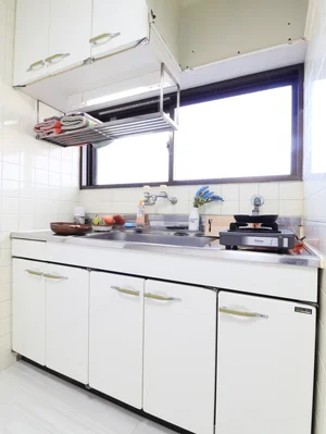 1口ガスコンロ付き！フライパンなどの調理器具、お皿はもちろん炊飯器やケトルもご用意しておりますので自炊も可能です♪