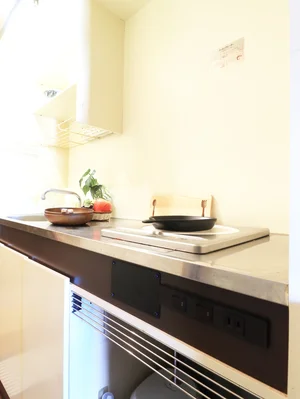 調理器具だけでなく、お皿やサランラップなどご飯を食べる際に必要なものは一通りご用意しております！入居されたその日より自炊可能です(^^♪