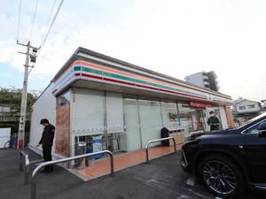 セブンイレブンまで徒歩１３分