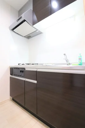 黒を基調としたお洒落なキッチン！自炊される方は嬉しい2口コンロです(^^♪フライパンなどの調理器具やお皿、食器用洗剤もご用意させていただいてるので入居してすぐ自炊可能！お近くにスーパーがございますので食材を購入して入居いただくのもよさそうです！