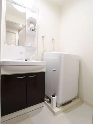 忙しい朝でも余裕をもって身だしなみが整えることができる独立洗面台！室内洗濯機なので天気が悪い日でも洗濯することができます。また、洗濯洗剤もご用意しておりますので、入居即日に洗濯可能です♪