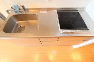 IHしかも2口付きのキッチンです！フライパンなどの調理器具一式とお皿をご用意させていただいてますので、入居してすぐ調理可能です♪近くにフレスタがございますのでお買い物をしてご入居されても良いかもしれません！