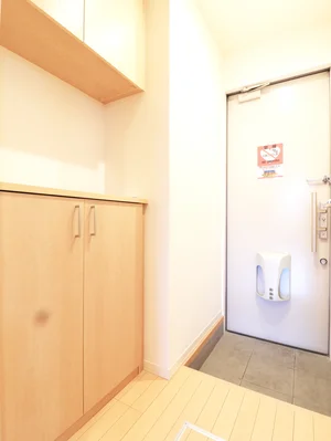 玄関は茶色を基調としているのでとても暖かい雰囲気となっております♪シューズボックスが備え付けられておりますので常に綺麗な状態でお使いいただけます(＾＾)