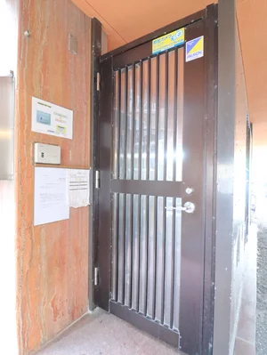 オートロックのインターホン付きなのでセキュリティが気になる方も安心してご入居いただけます(^_-)-☆