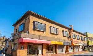 スーパーのアルク長府土居店とセブンイレブンが目の前にございますので買い物などラクラク♪　下関中土居郵便局で郵便や配送もできるので便利です！！！　自転車利用の方は　自転車おおたにさんもべんりかもしれません！