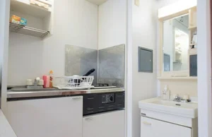 家具・家電がお部屋に揃っておりますので、着いたその日からご自宅と同じようにお過ごしいただけます(^^)キッチンは各種調理器具(フライパンや食器類など)取り揃えておりますので、ご自身で準備する手間が省けて便利です!!自炊派の方にも外食派の方にも冷蔵庫や電子レンジ・電気ケトルといった使い勝手の良い家電をご準備しております♪