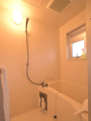 バスタブにゆったり浸かりたい方も、シャワー派の方にもおすすめのバス・トイレ別のお部屋です♪【Kマンスリー】のお部屋は備品が充実しておりますのでシャンプー・コンディショナー・ボディソープなど標準でご準備しております！またバスタブ派の方には風呂桶もございますので、ご自宅と同じようにバスタイムをお楽しみ下さい♪