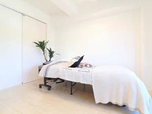 写真はお一人様用ベッドですが、寝具も別にご用意が可能ですのでお二人様でもご入居できます！！