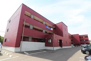 外観は目を引く赤色のおしゃれな建物です！！人気の新築物件☆長府駅近く(^^♪