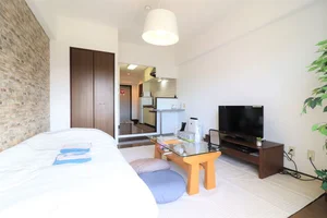 室内は明るくデザインクロスがオシャレです♪　ローテーブル・テレビありでお部屋でゆったりくつろいでいただけます。