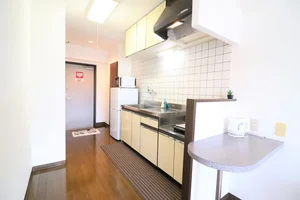 キッチンは調理器具を各種取り揃えておりますので、自炊できます！！