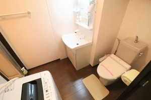 トイレと洗面台が近いのは珍しいですが、海外風で人気です☆　洗濯機置き場もあり　毎日洗濯もできて清潔にお過ごしいただけます。