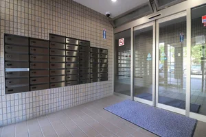 エントランスも広々♪　集合ポストありで郵便物の受け取りも可能です。