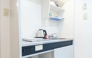 キッチンはお掃除する際に便利なＩＨ♪フライパンや鍋などの調理器具だけでなく、コップやお皿などもご用意しておりますので食材さえご用意いただければ、即日自炊可能です！
