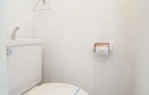 バストイレ別！トイレットペーパーやトイレブラシ等、他では置いてない備品も沢山ございますので短期～長期でお住まいの方にも「あったら助かるものが多い」と大変ご好評いただいております。