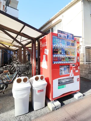 敷地内自販機 コンビニに行かなくても飲み物がすぐに手に入るので便利です!