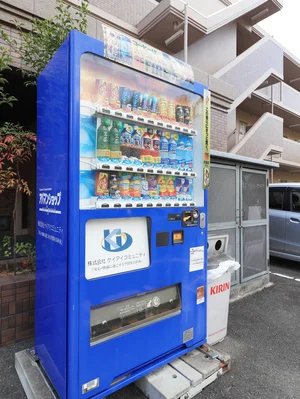 自動販売機あり　コンビニに行かなくても飲み物が購入できて便利！