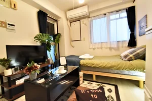 ユニットタイプの１Rタイプの洋室で、主要な家具家電の他に様々な備品をご用意しております。バスタオル・フェイスタオルも2枚ずつご用意しておりますますので、洗濯をし忘れた場合でも安心です。空気清浄機やスプレー式消臭剤、掃除機等も標準装備でご案内しておりますので、いつでもお部屋を清潔に保つことが出来ます。(*’ω’*)