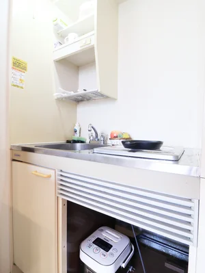 1口IHコンロのシステムキッチンで、ちょっとした料理に最適で、普段料理されない方でも安心してご利用いただけます。包丁やフライパン、まな板、鍋等の調理器具はもちろん、茶碗や汁椀、丼ぶり椀などの食器類やお箸、スプーン、フォークもご用意しております。食器用洗剤やスポンジも標準装備でご案内いたしますので、是非ご利用くださいませ。(*’ω’*)