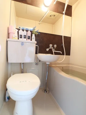ユニットバスですが、シャンプー・コンディショナー・ボディーソープのアメニティに加え新品のボディータオルも完備しております。トイレブラシや浴室用洗剤などの清掃用品もご用意しておりますので、清潔な状態を保てます。(*’ω’*)