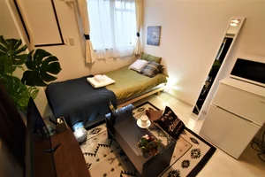 白色の床、白色の壁と清潔な印象のお洒落な内装が特徴で、1人暮らしにちょうど良い広さから、利用していただいた老若男女の様々なお客様からご好評を博しております。(*’ω’*)