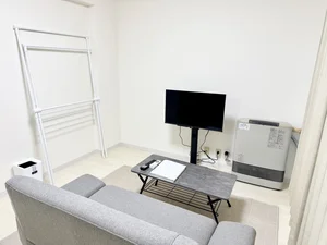 のマンスリーマンション・ウィークリーマンション「【札幌駅までJRで6分★最寄駅まで徒歩5分！！エアコン付き・WiFi無料・スマートテレビ】サンタの館2 203・1K(No.1268817)」メイン画像