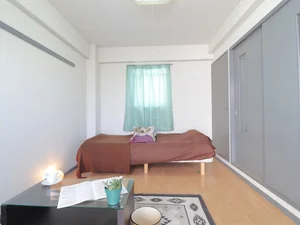 窓が多く　日光を取り入れやすい　明るいお部屋が魅力的！　リネンの取り揃えも豊富にあるので　長期滞在でも安心！