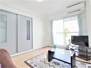 家具家電だけでなく　備品類も充実したマンスリーマンション！　エアコン付きのお部屋で一年を通して快適な室温でお過ごしいただけます。