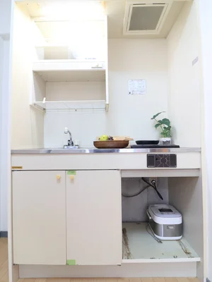 キッチンはお掃除する際に便利なＩＨ♪フライパンや鍋などの調理器具だけでなく、コップやお皿などもご用意しておりますので食材さえご用意いただければ、即日自炊可能です！