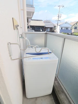 屋外洗濯機　コインランドリーに行かなくてOKなので　毎日お部屋で洗濯ができて清潔にお過ごしいただけます！　