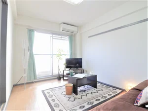 広々とした室内！　ローテーブルもありお仕事や勉強などに使えて便利です♪　