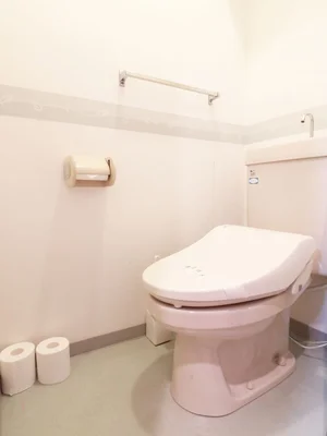 バストイレ別！トイレはなんとウォシュレット付き♪トイレットペーパーやトイレブラシ等、他では置いてない備品も沢山ございますので短期～長期でお住まいの方にも「あったら助かるものが多い」と大変ご好評いただいております。