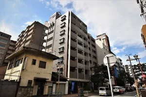 高層マンションで近隣にはコンビニや飲食店が多数あり♪