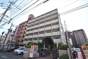オートロックあり！地下鉄天神南駅より徒歩8分！街中にありますので周辺にコンビニや飲食店、ドン・キホーテなど生活する際に助かるお店がたくさんあり、非常に便利な立地です。
