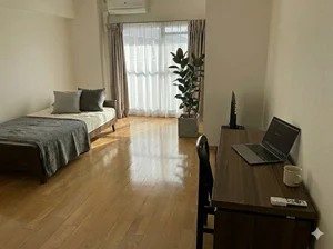 のマンスリーマンション・ウィークリーマンション「🌈新規OP賃料半額🌈【広々1R/駐車場無料】ゆとりある空間で長期滞在も快適◎スーパー近く・オートロック完備【M047】(No.1271898)」メイン画像