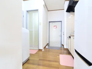 調理器具を各種取り揃えております！利用機会の多い電子レンジも標準完備です♪冷蔵庫・冷凍庫は単身者用で少し余裕のあるタイプですので、お近くのスーパーやコンビニでお買い物が多くなっても安心ですね(^^)炊飯器もありますので自炊できるのも嬉しいですね☆