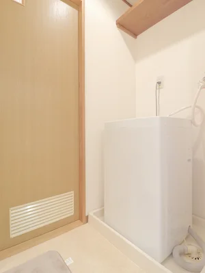 脱衣所がございます！室内洗濯機置き場に洗濯パン付き！！！洗濯物も　定期的にすることができます！洗濯洗剤もついてますよ！