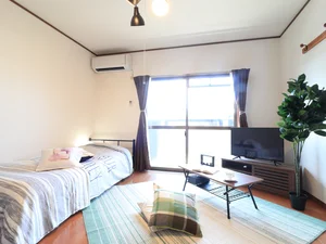 落ち着いた空間になります！クッション付きで　お部屋自体は広いです！工事関係者・工場関係者の出張や役所の出張等　法人様が多いエリアで短期宿泊・長期宿泊も可能です！