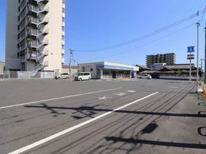 ローソン・・・最寄りのコンビニになります！