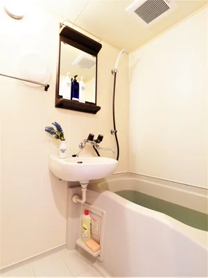 ユニットバスにて、シャンプー・コンディショナー・ボディーソープ・ハンドソープ完備です！さらに　ボディータオルもございます！湯舟にもつかれ　桶にもご用意！安らぎを♪長期ご利用の方も安心！　お風呂洗剤もあるので綺麗に保ち　長期滞在も快適にお過ごしいただけます！