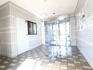 オートロック付　セキュリティ対応物件　集合ポストございます！　ゴミは敷地内ゴミ捨て場にて回収可能です！！駐輪場もありますので、ご利用の方は　事前に申請頂き　対応可能です！　御近くには、韓国料理店などがございます！