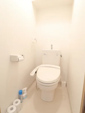こちらも人気のウォシュレット付きトイレです♪【Kマンスリー】のお部屋では、お手洗いに必須の消臭剤やトイレブラシなど、他では置いていない備品などもたくさんありますので、短期～長期でお住まいの方にも「あったら助かるものが多い」と、大変ご好評いただいております！！